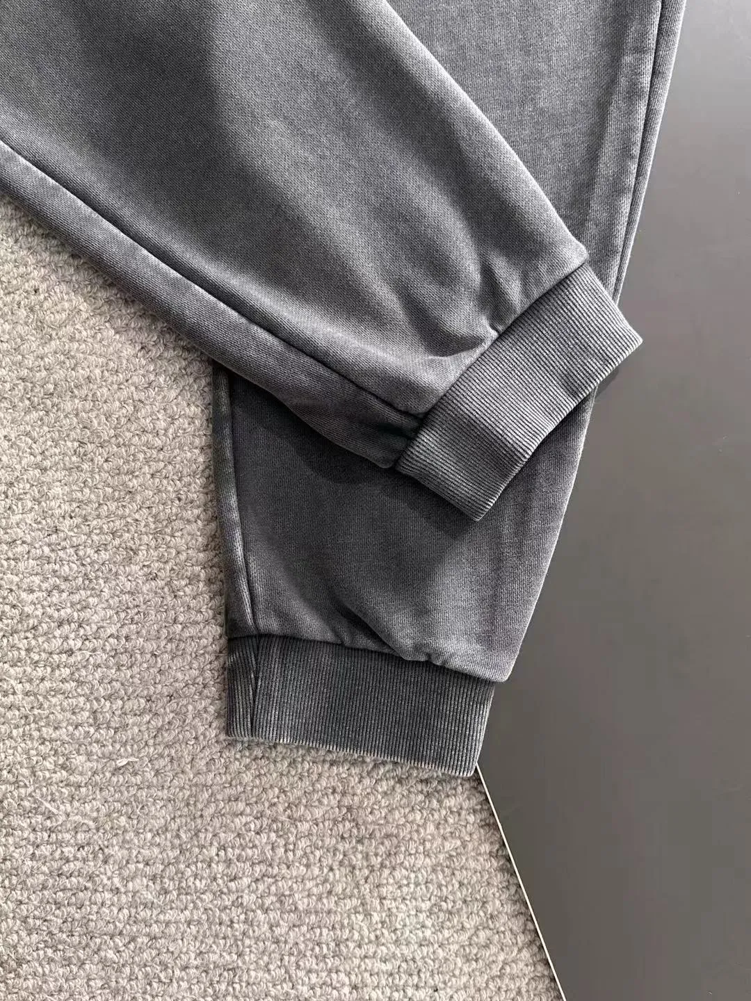 Next day shipment P360 Stone lsland/Stone Island Exclusively launches 25ss autumn and winter new high-quality trousers. Compare real-life details at will. Craftsmanship that ordinary small workshops cannot copy. Top-level ZP development. Unique imported fabric feel. Purely imported German machine production. Precision operation. Ten thousand needle density. A pair of trousers with rich details. You can see the development strength. A full set of new accessories are customized simultaneously. Simple yet elegant. Soft, delicate and comfortable. The upper body is versatile and fashionable. A perfect choice for autumn and winter. A must-have item. Loose fit. Please refer to the size chart when placing an order: S to XXL (or state your height and weight when placing an order)